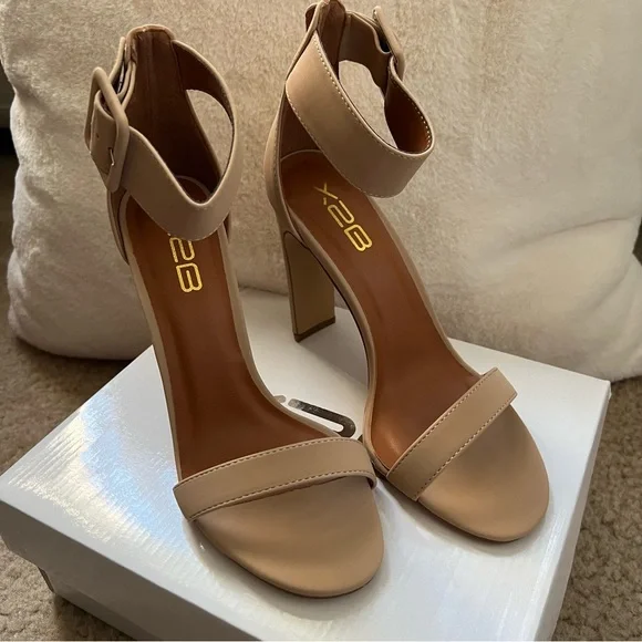 Windsor | Buckle Down Block Heel - Picture 5 of 8